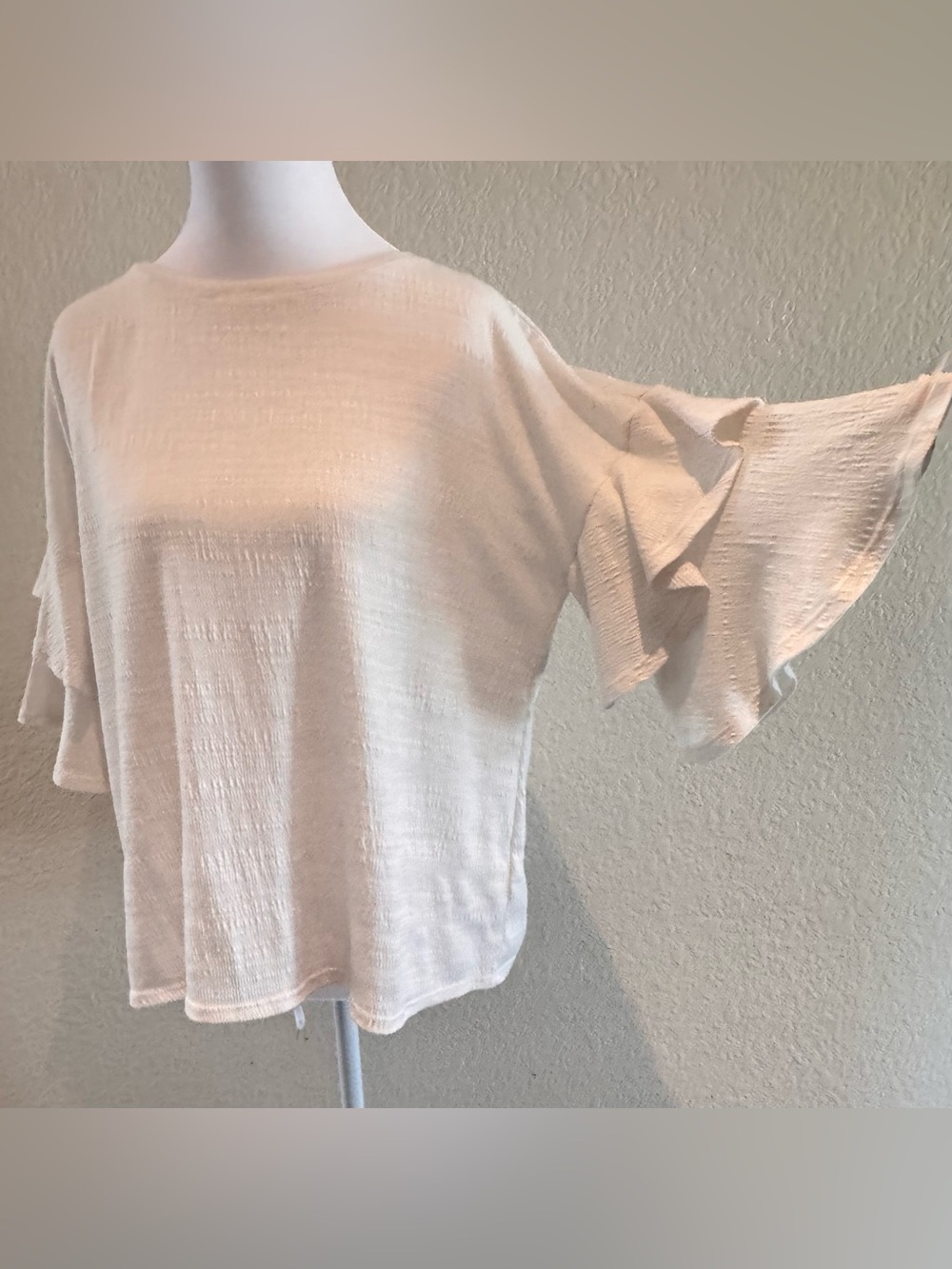 Cable & Gauge Cream Textured Ruffle Sleeve Blouse – Size Medium